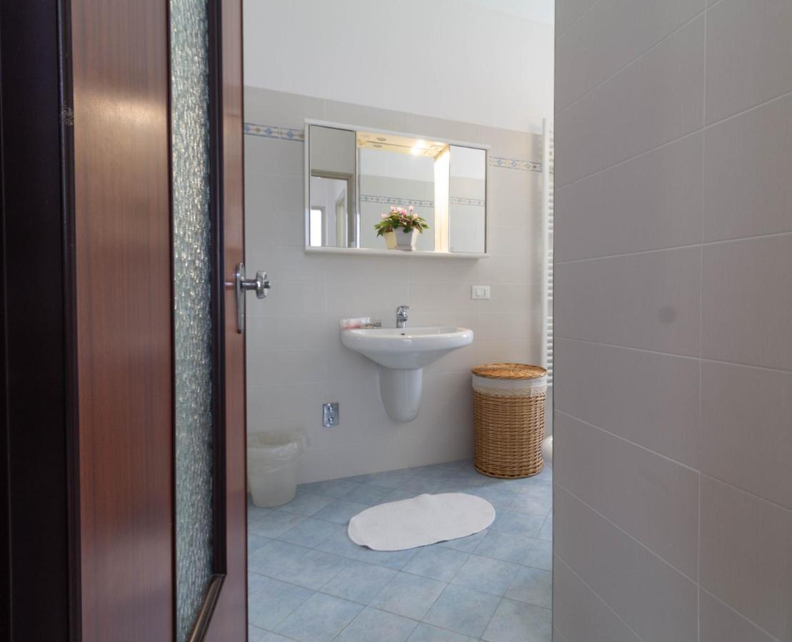 Mamma Ciccia Holiday Home - Lake Front Apartment مانديلو ديل لاريو المظهر الخارجي الصورة